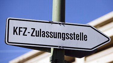 Schild KFZ Zulassungsstelle in Berlin am 6. April 2018. KFZ Zulassungsstelle *** Schild vehicle registration office in Berlin on 6 April 2018 vehicle registration office  